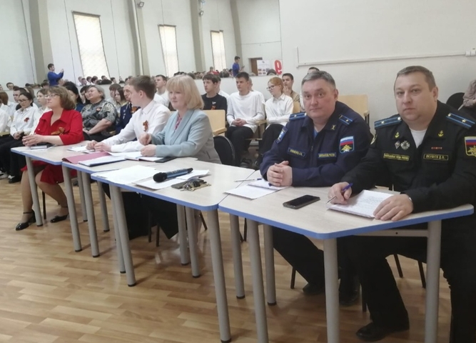 На Знамя Победы равняем шаг